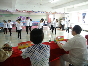 街头“广场舞”有些动作不利健康